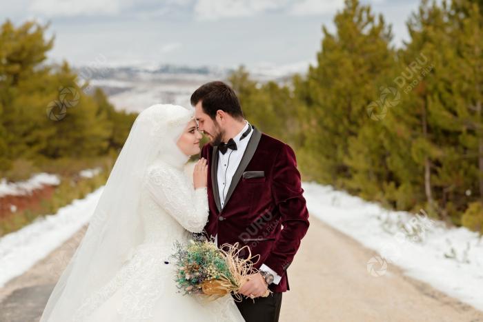 elife enes kis mevsimi karda dugun fotograflari ve tesetturlu dugun pozlari 21