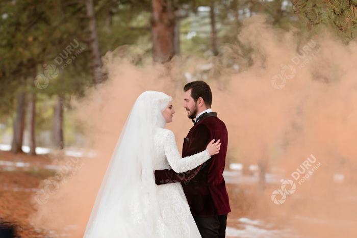 elife enes kis mevsimi karda dugun fotograflari ve tesetturlu dugun pozlari 32